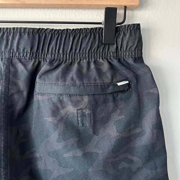 Vuori Banks Short 7" Black Camo Mens Size S Performance Stretch Moisture Wicking - Picture 5 of 6